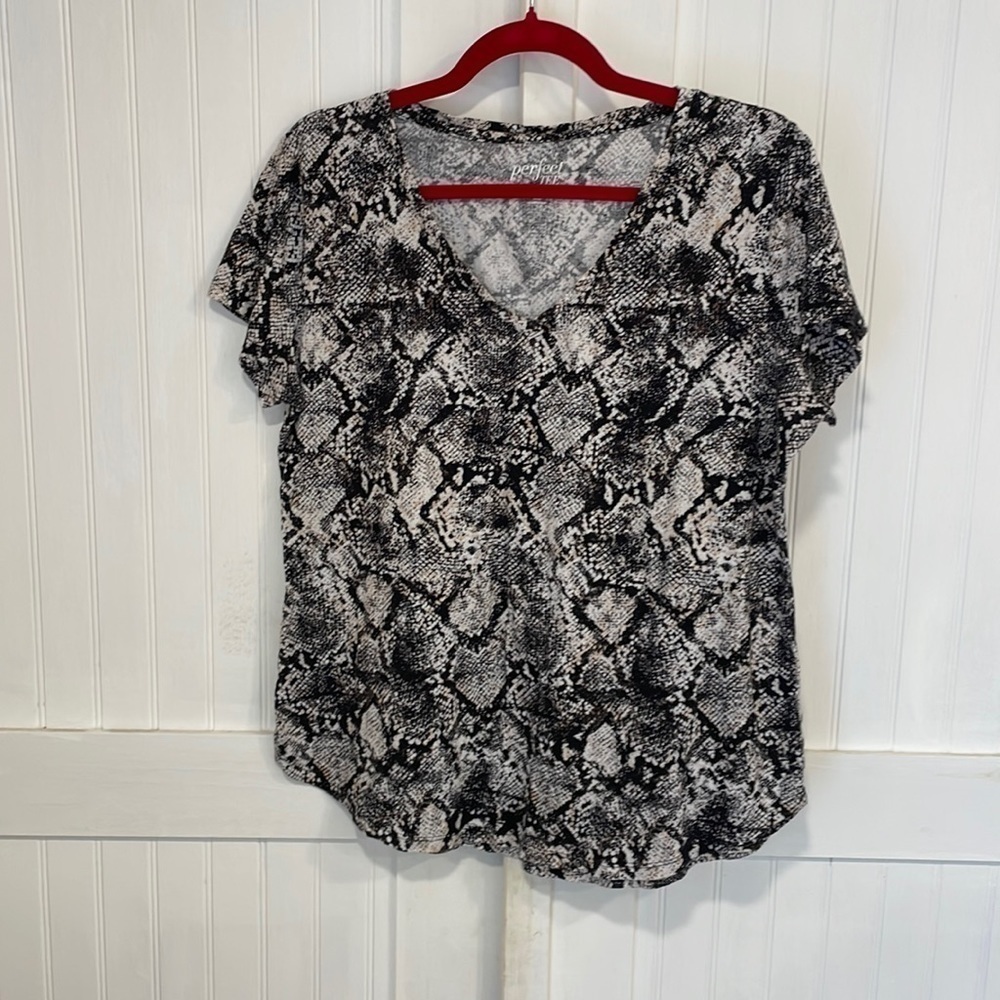 Ny & Co perfect Tee size L. Black white & some brown in pattern.